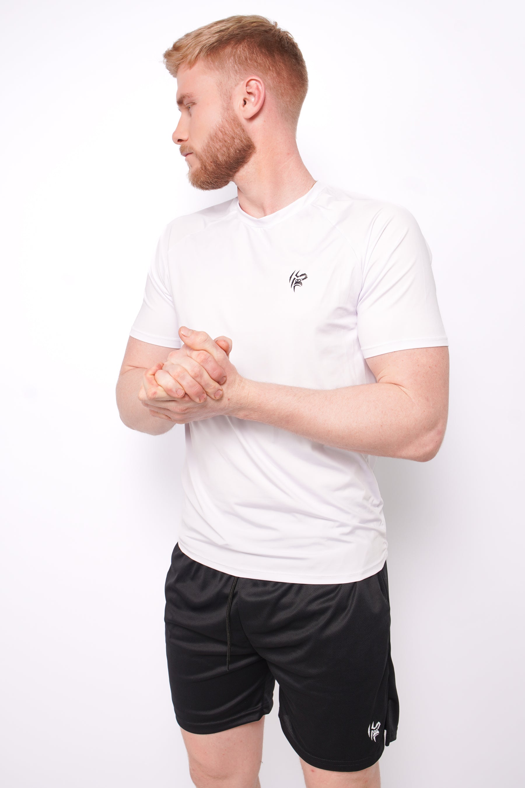 Kit 6 Peças Dryfit: 3 Camisas Brancas e 3 Shorts Pretos