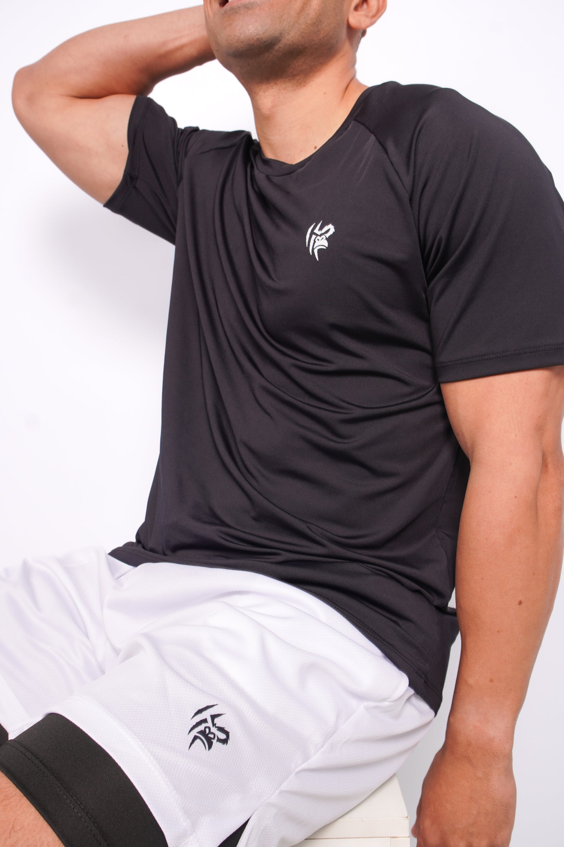 Kit 4 Peças Dryfit: 2 Camisas Brancas e 2 Shorts Pretos